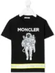 الصورة 1 من Moncler Kids تيشيرت بطبعة رائد فضاء