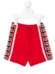 الصورة 1 من Gucci Kids شورت بخطوط بشعار الماركة