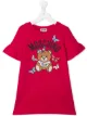 الصورة 1 من Moschino Kids تيشيرت طويل بطبعة شعار الماركة