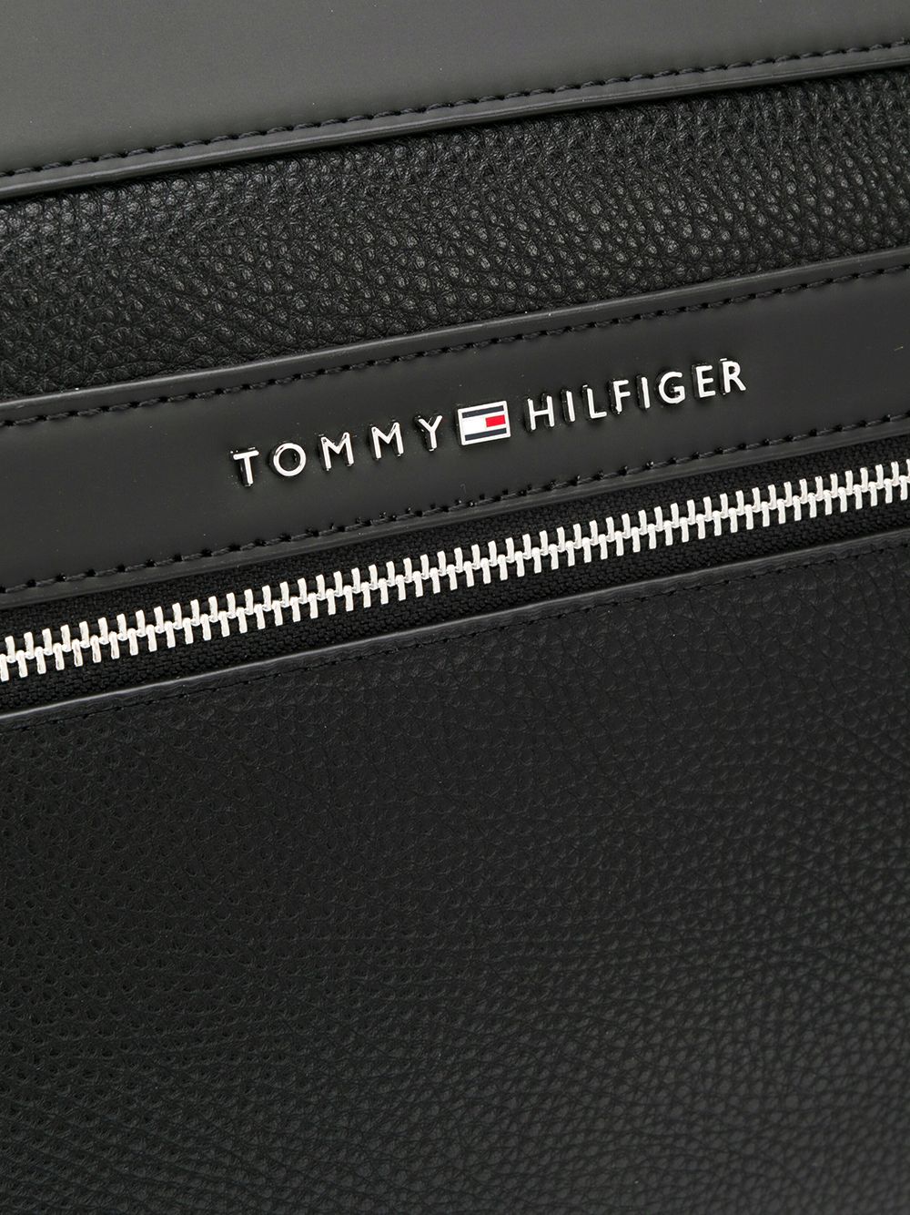 фото Tommy hilfiger zipped luggage holdall