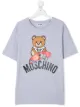 الصورة 1 من Moschino Kids تيشيرت بطبعة لوح التزلج ودب