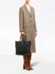 الصورة 2 من Prada حقيبة عملية ببروش شعار الماركة