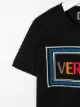 Young Versace تيشيرت مطرز بشعار الماركة