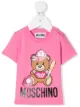 الصورة 1 من Moschino Kids تيشيرت بطبعة شعار الماركة