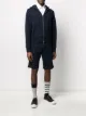 الصورة 2 من Thom Browne شورت رياضي مزين بأربعة خطوط