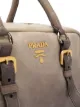 Prada Pre-Owned حقيبة قماشية كبيرة ببروش شعار الماركة