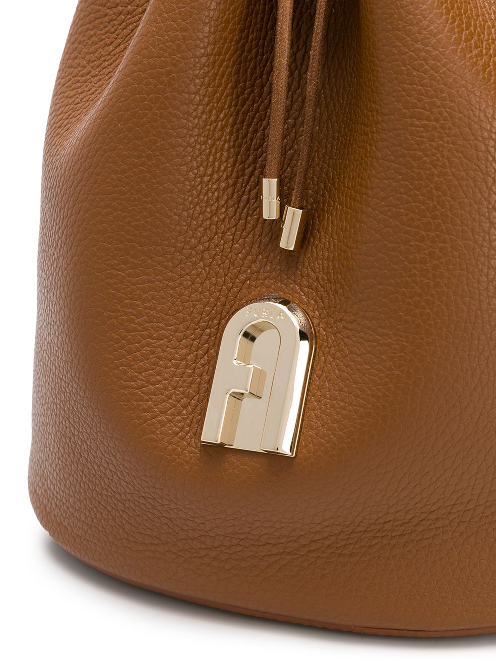 фото Furla sleek bucket bag