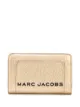الصورة 1 من Marc Jacobs محفظة ميتاليك بملمس مميز