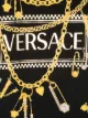 Young Versace تيشيرت بطبعة سلاسل وشعار الماركة