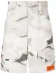 الصورة 1 من Heron Preston شورت بجيوب وطبعة تجريدية