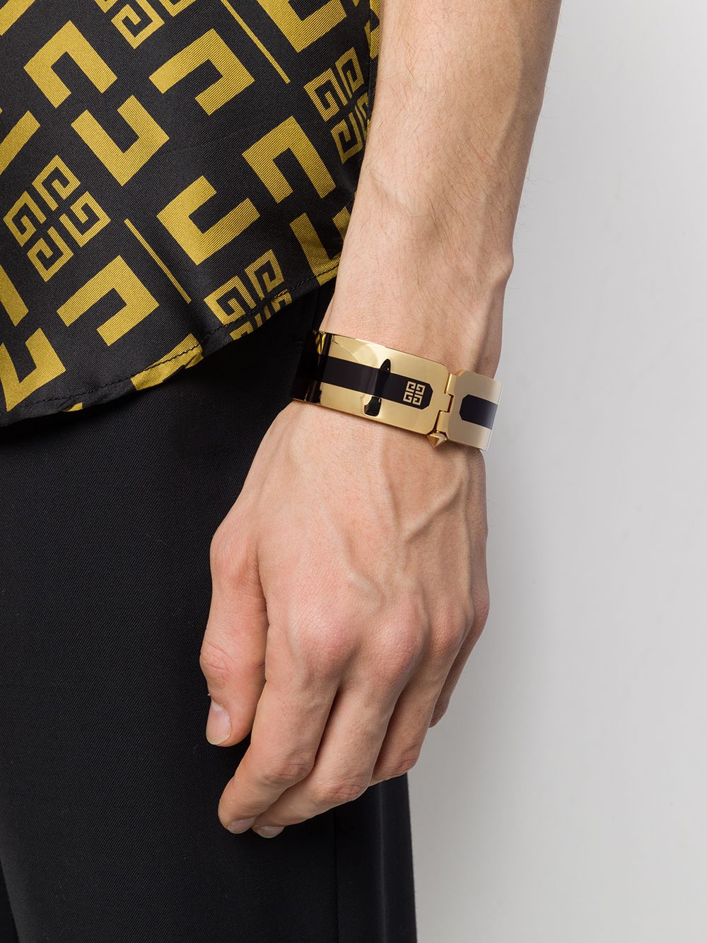 фото Givenchy enamelled logo bracelet