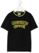 الصورة 1 من Moschino Kids تيشيرت بتطريز شعار الماركة