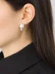 الصورة 2 من Yoko London أقراط ذهب أبيض عيار 18 مرصعة بألماس ولؤلؤ