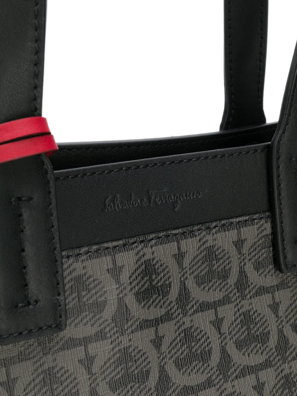 фото Salvatore ferragamo сумка-тоут с принтом gancini