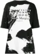 الصورة 1 من Maison Margiela تيشيرت واسع بطبعة شعار