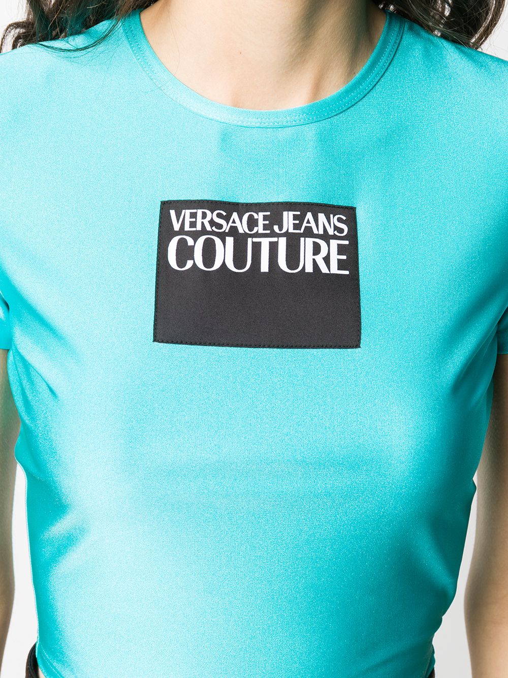 фото Versace jeans couture укороченная футболка с нашивкой-логотипом