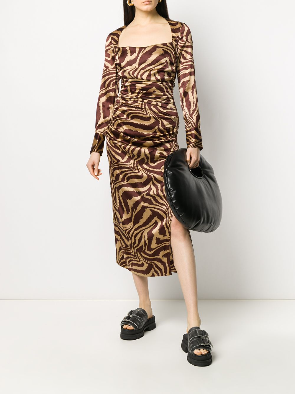 фото Ganni платье миди со сборками и тигровым принтом