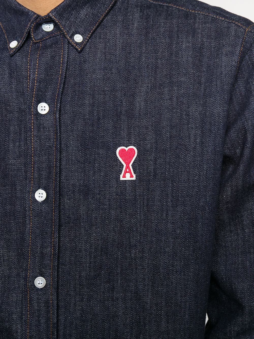 фото Ami джинсовая рубашка с нашивкой-логотипом