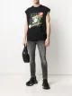 الصورة 2 من Versace Jeans Couture تيشيرت بدون أكمام بطبعة جرافيك