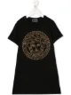 الصورة 1 من Young Versace تيشيرت طويل مرصع بشعار الماركة