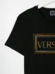 Young Versace تيشيرت برقبة دائرية وشعار الماركة