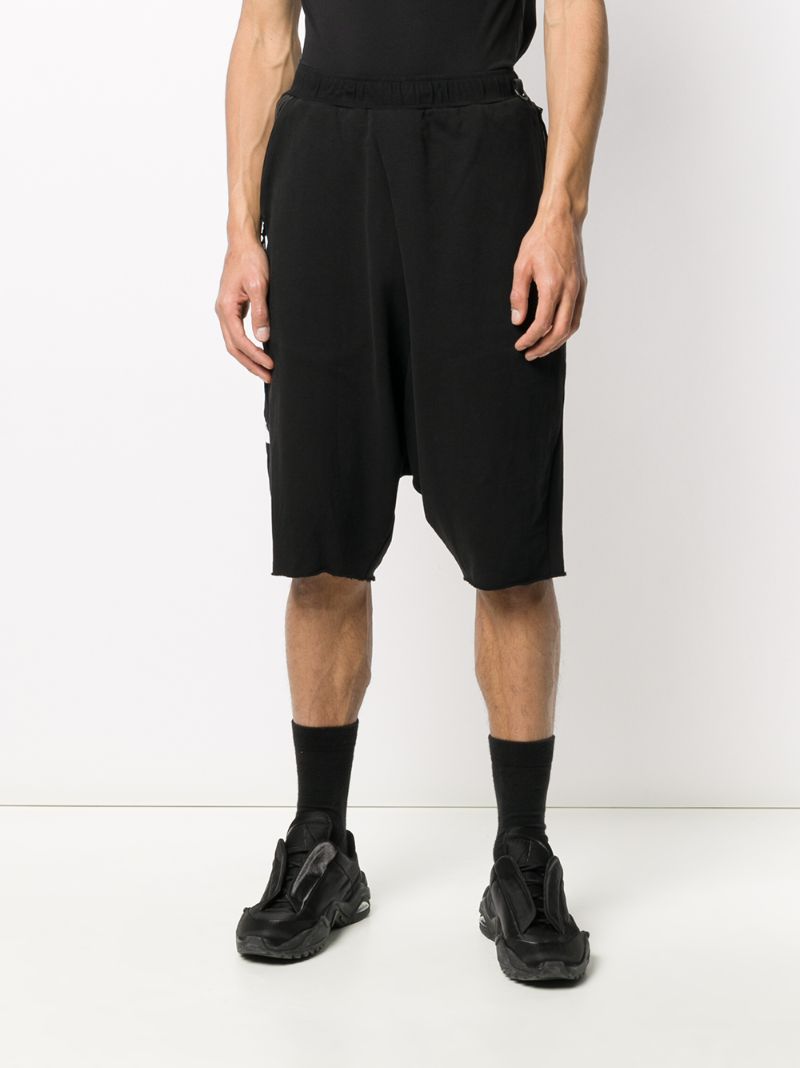 Shop Niløs Shorts Mit Tiefem Schritt In Black