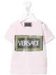 الصورة 1 من Young Versace تيشيرت بطبعة شعار الماركة
