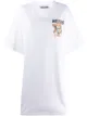 الصورة 1 من Moschino تيشيرت طويل بطبعة شعار الماركة