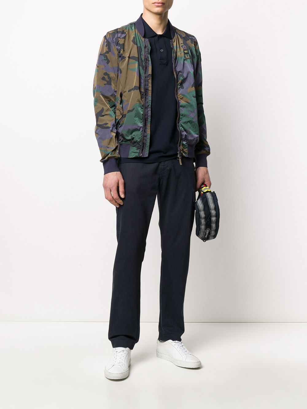 фото Blauer camouflage bomber jacket