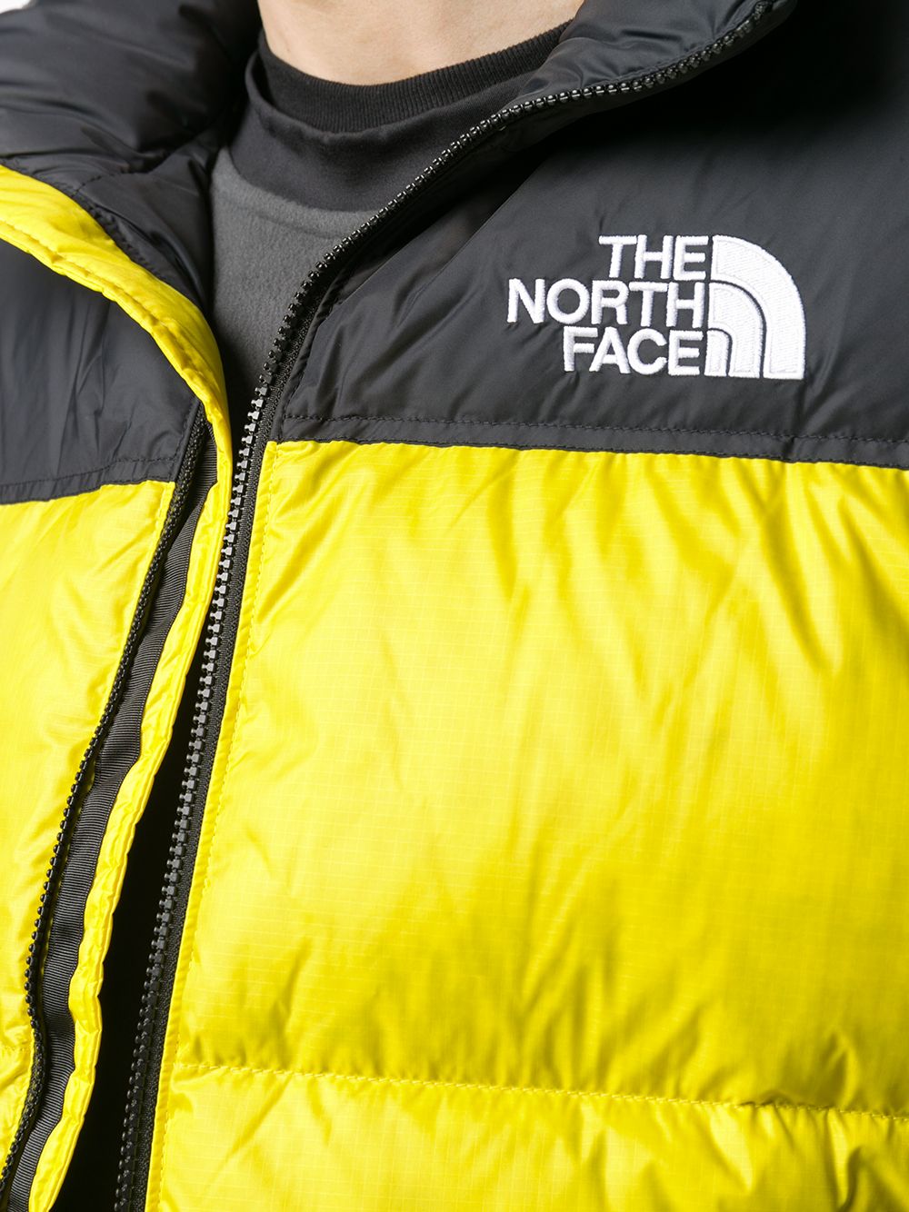 фото The north face дутый жилет с логотипом