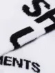 الصورة 2 من Vetements جورب أبيض بشعار Shut Up