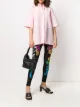 الصورة 2 من Versace Jeans Couture بنطال لغينغ بطبعة الباروك