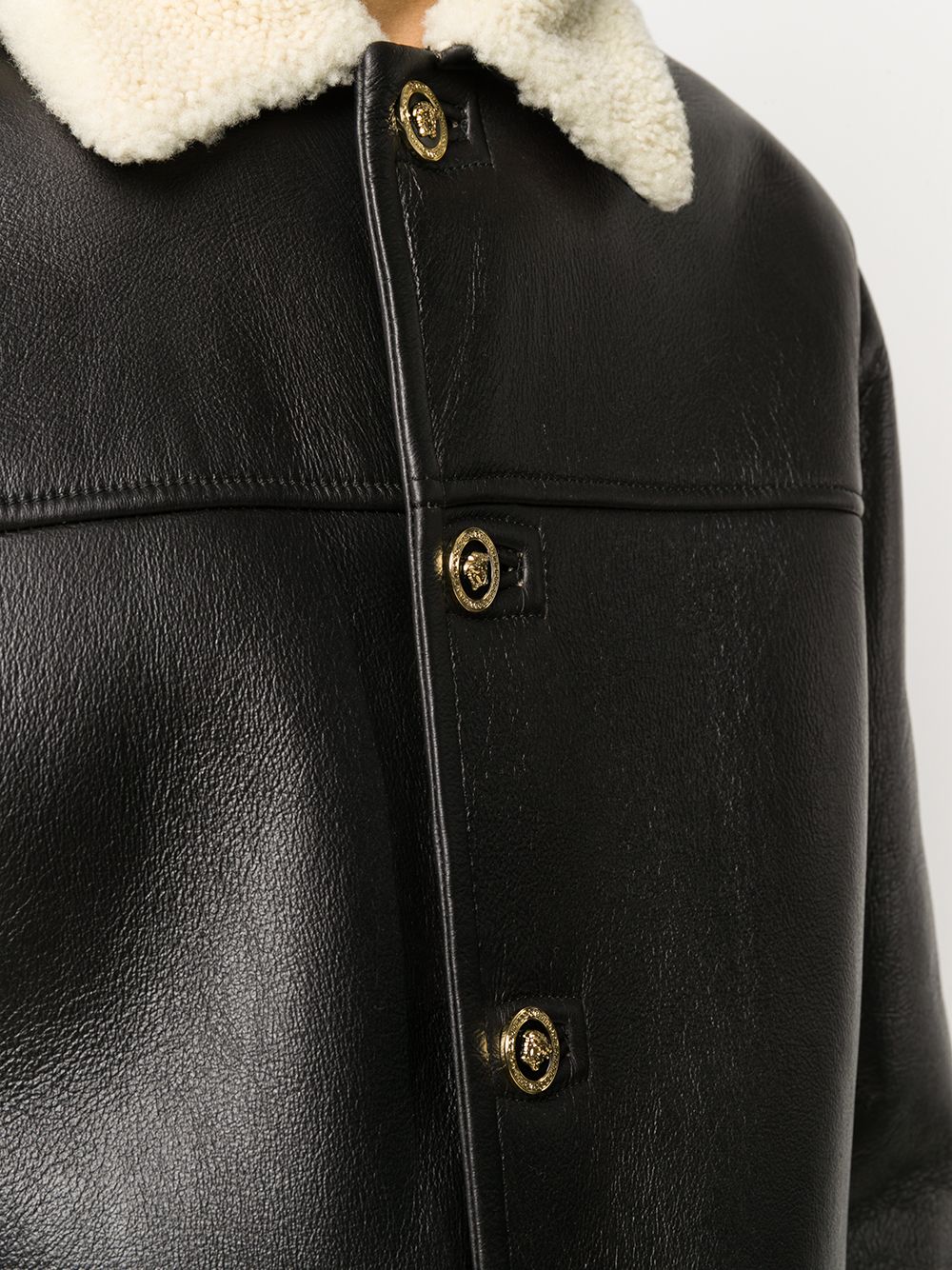 фото Versace куртка с воротником из овчины