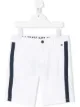 الصورة 1 من Tommy Hilfiger Junior شورت تشينو بشريط بشعار الماركة