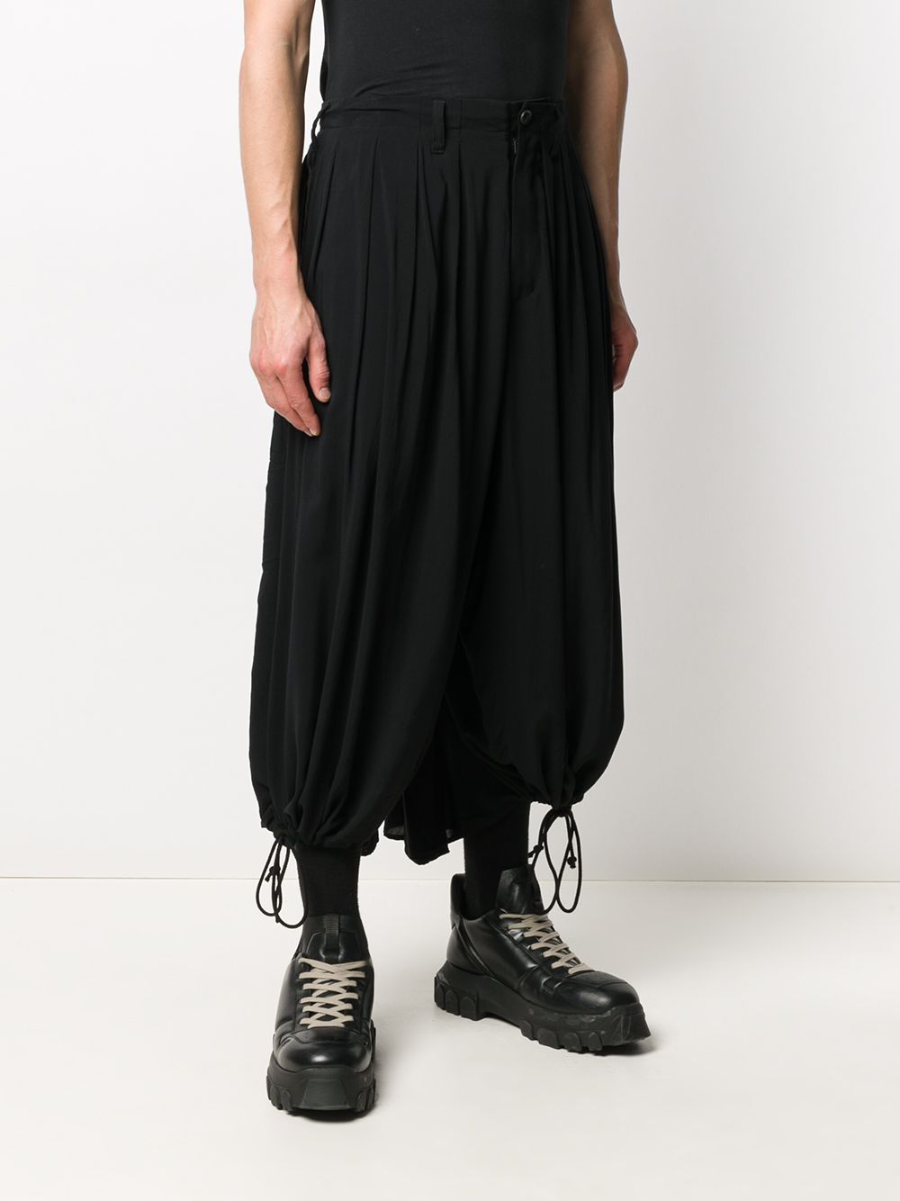 фото Yohji yamamoto укороченные брюки balloon crow