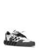 الصورة 2 من Off-White سنيكر بدون رقبة ’فولكانيزد‘ مصبوغ