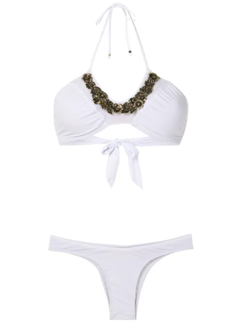 Amir Slama bikini con collar de flores en el cuello