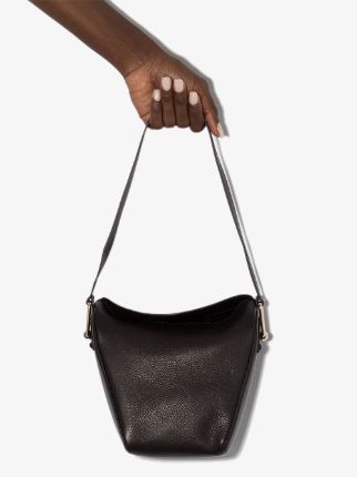 Brown folded leather shoulder bag展示图