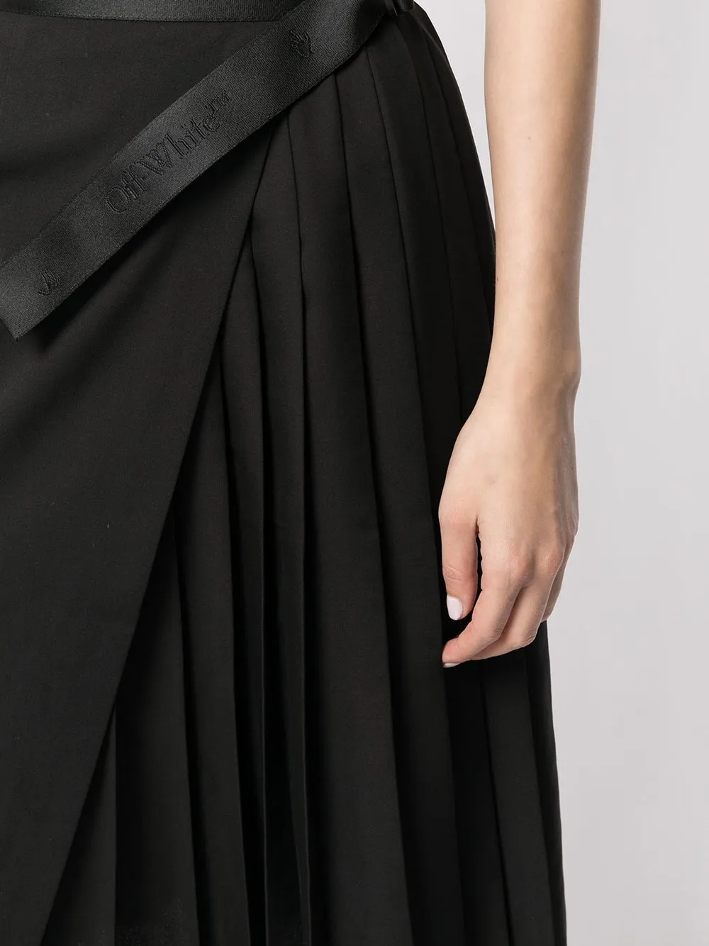 Off-white Logo-tape Detail Pleated Skirt In 1000 Black No Color