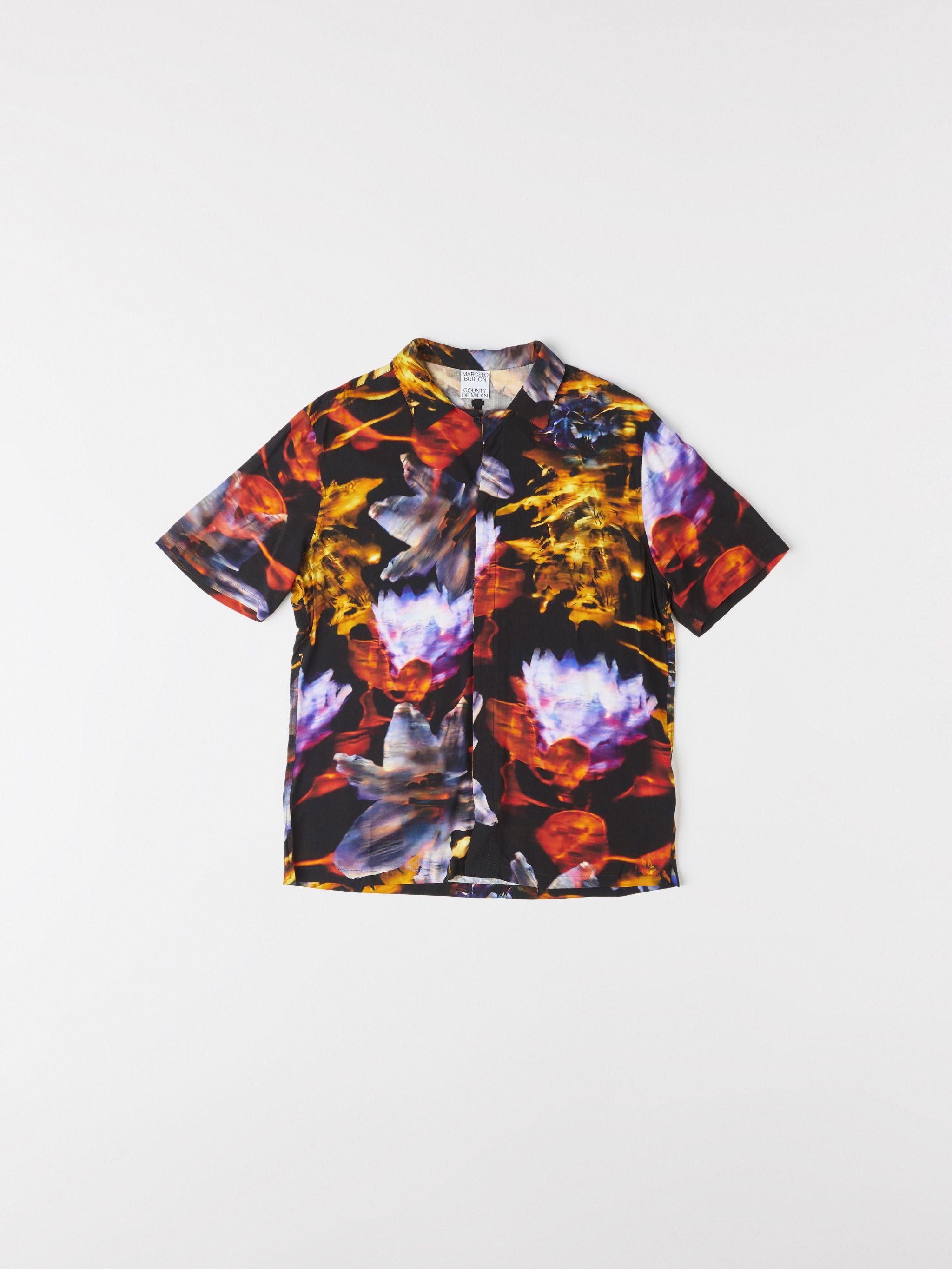 black/multicolour all-over graphic floral print classic collar concealed front fastening short sleeves straight hem