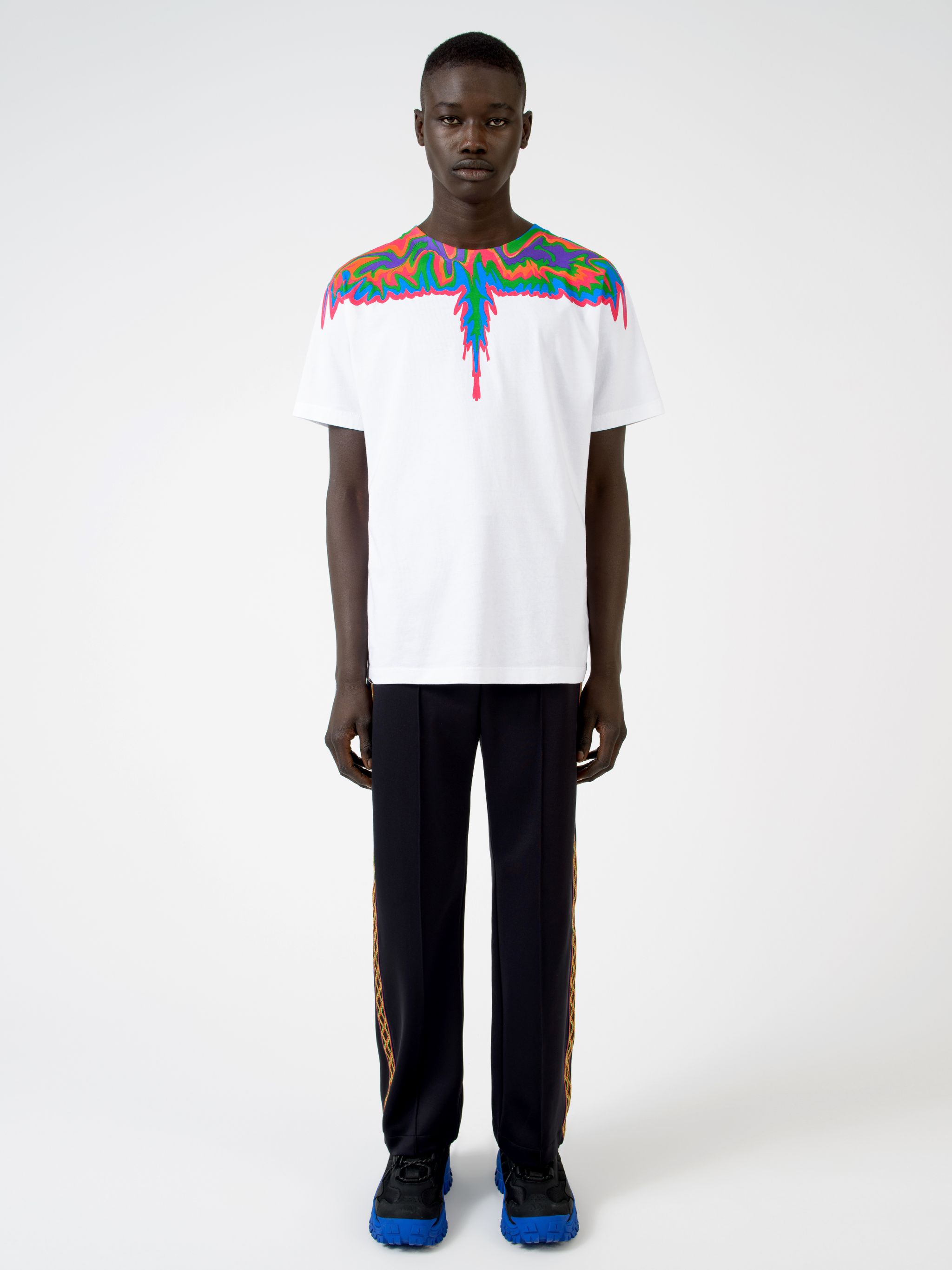 Isn't it about time you spread your wings and take your wardrobe in a different direction? Feel free as a bird with this white cotton Psychedelic Wings T-shirt from Marcelo Burlon County of Milan that has been crafted with lightweight breathable cotton that keeps you feel fresh throughout the day. Your style is about to take flight. Featuring a ribbed crew neck, a jersey knit, a relaxed fit, a straight hem and short sleeves.