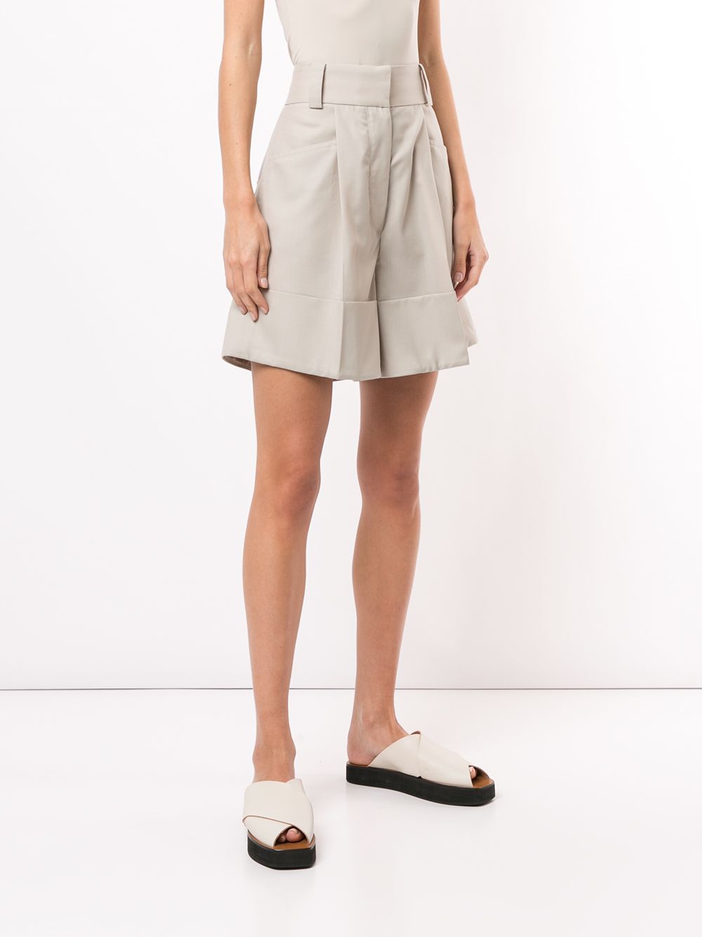 фото Low classic wide-leg turn-up hem shorts