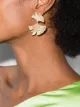 الصورة 2 من Apples & Figs أقراط بتصميم ورقة جنكة مطلية بذهب عيار 24