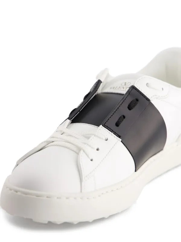 スニーカー VALENTINO GARAVANI WHITE AND BLACK LEATHER SNEAKERS Valentino Garavani Open Leather Sneakers | White | FARFETCH