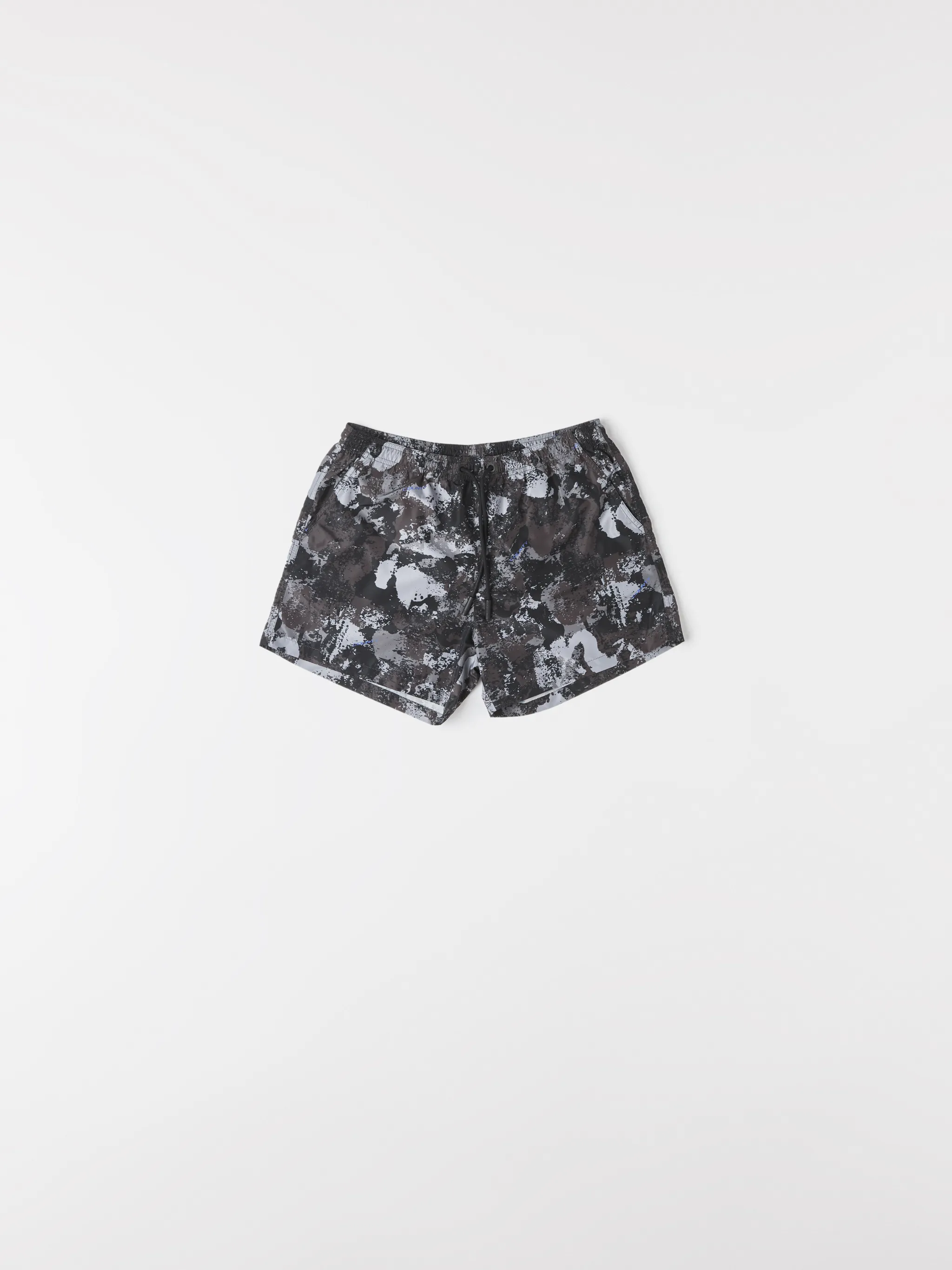 Grey camouflage pattern swimming shorts from Marcelo Burlon County of Milan featuring elasticated waistband, drawstring fastening, two side slit pockets and rear patch pocket. Be mindful to try on swimwear over your own garments. We don't mind what you do after!.