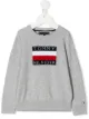 الصورة 1 من Tommy Hilfiger Junior كنزة منسوجة بنقش شعار الماركة