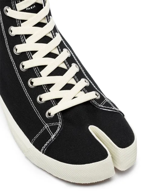 trainers with toe separated