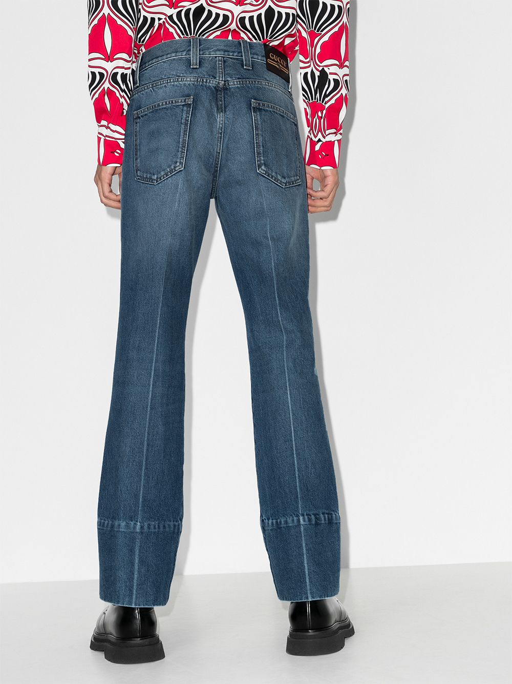 фото Gucci расклешенные джинсы с нашивкой-логотипом
