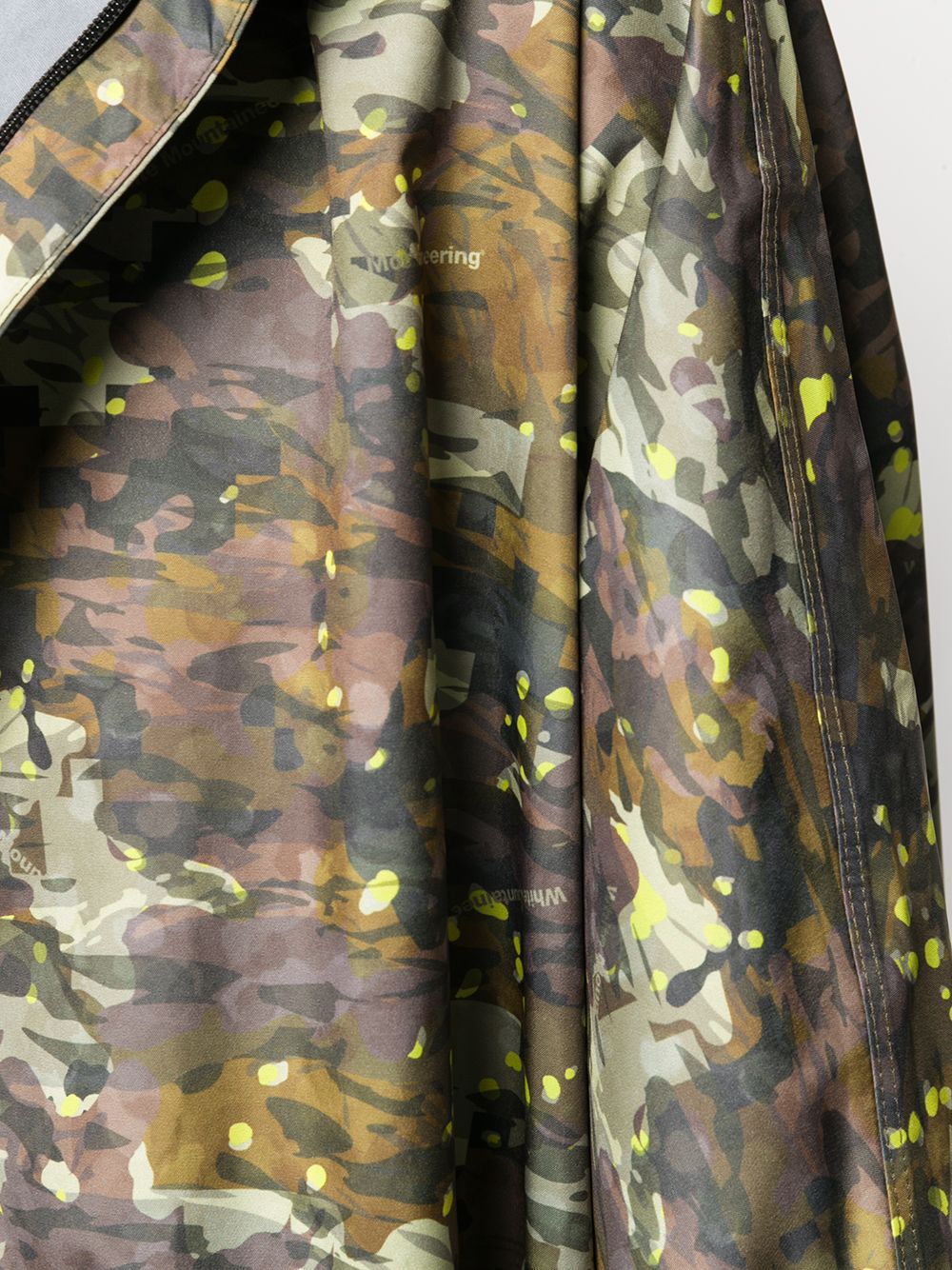 фото White mountaineering camouflage print raincoat