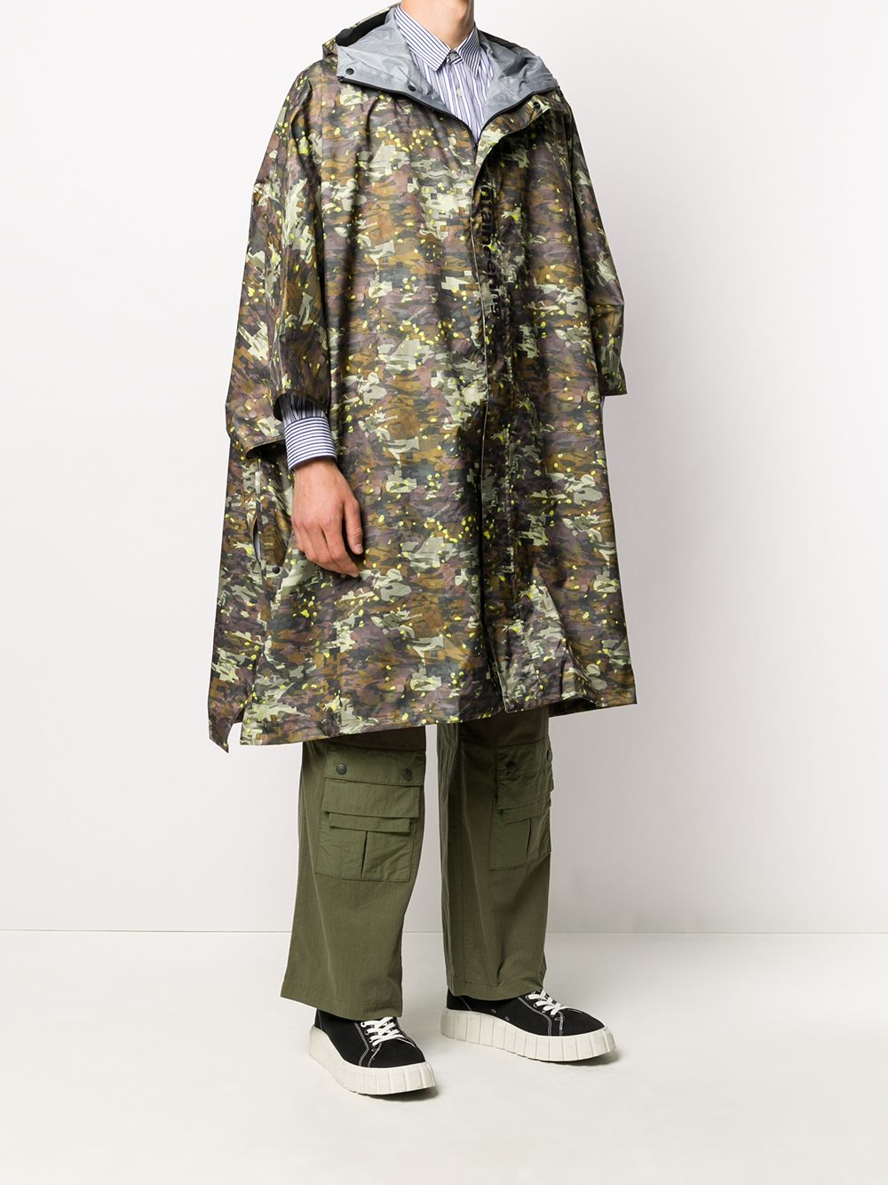 фото White mountaineering camouflage print raincoat